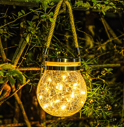 Menggunakan lampu berkuasa solar untuk mewujudkan suasana yang hangat dan selesa di balkoni.