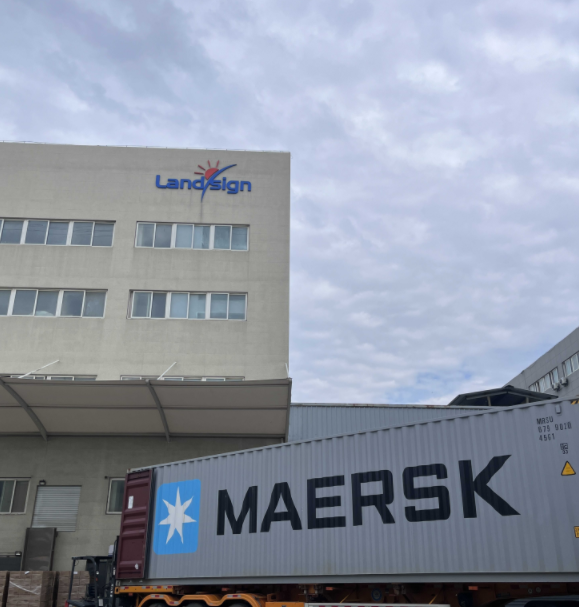 Pemuatan dan penghantaran bekas awal pagi di Landssign