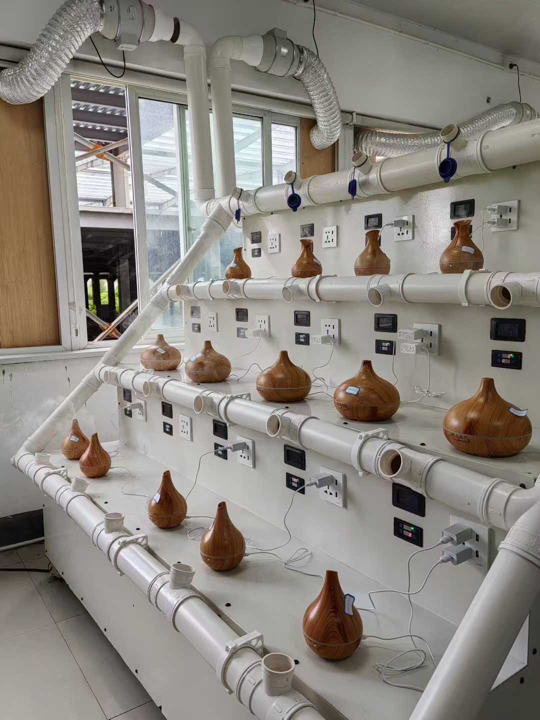 Ujian penuaan untuk penyebar aroma kayu sedang berjalan