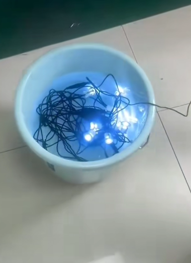 Mentol dek menjalani ujian kalis air tenggelam di dalam air